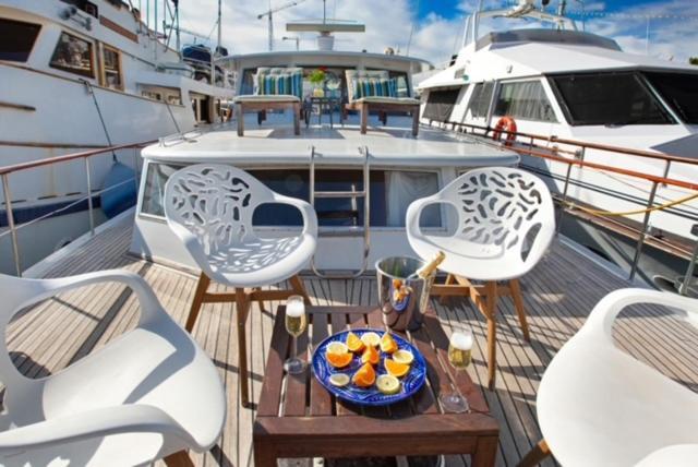Classic yacht with huge deck&amazing views Sant Adria de Besos Exterior foto