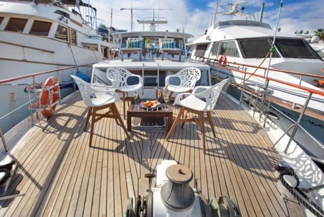 Classic yacht with huge deck&amazing views Sant Adria de Besos Exterior foto